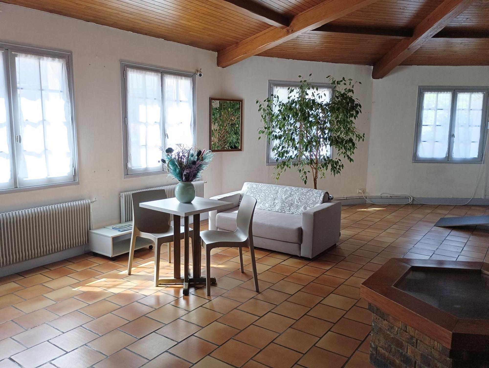 Saint-Maixent-lʼÉcole Hotel Le Cheval Blanc מראה חיצוני תמונה
