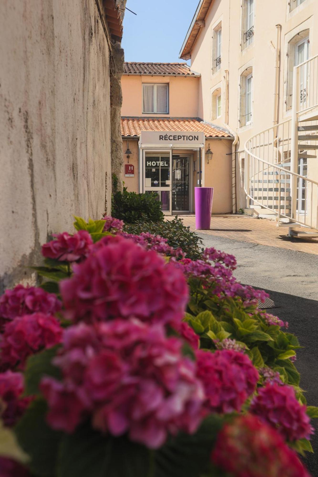 Saint-Maixent-lʼÉcole Hotel Le Cheval Blanc מראה חיצוני תמונה