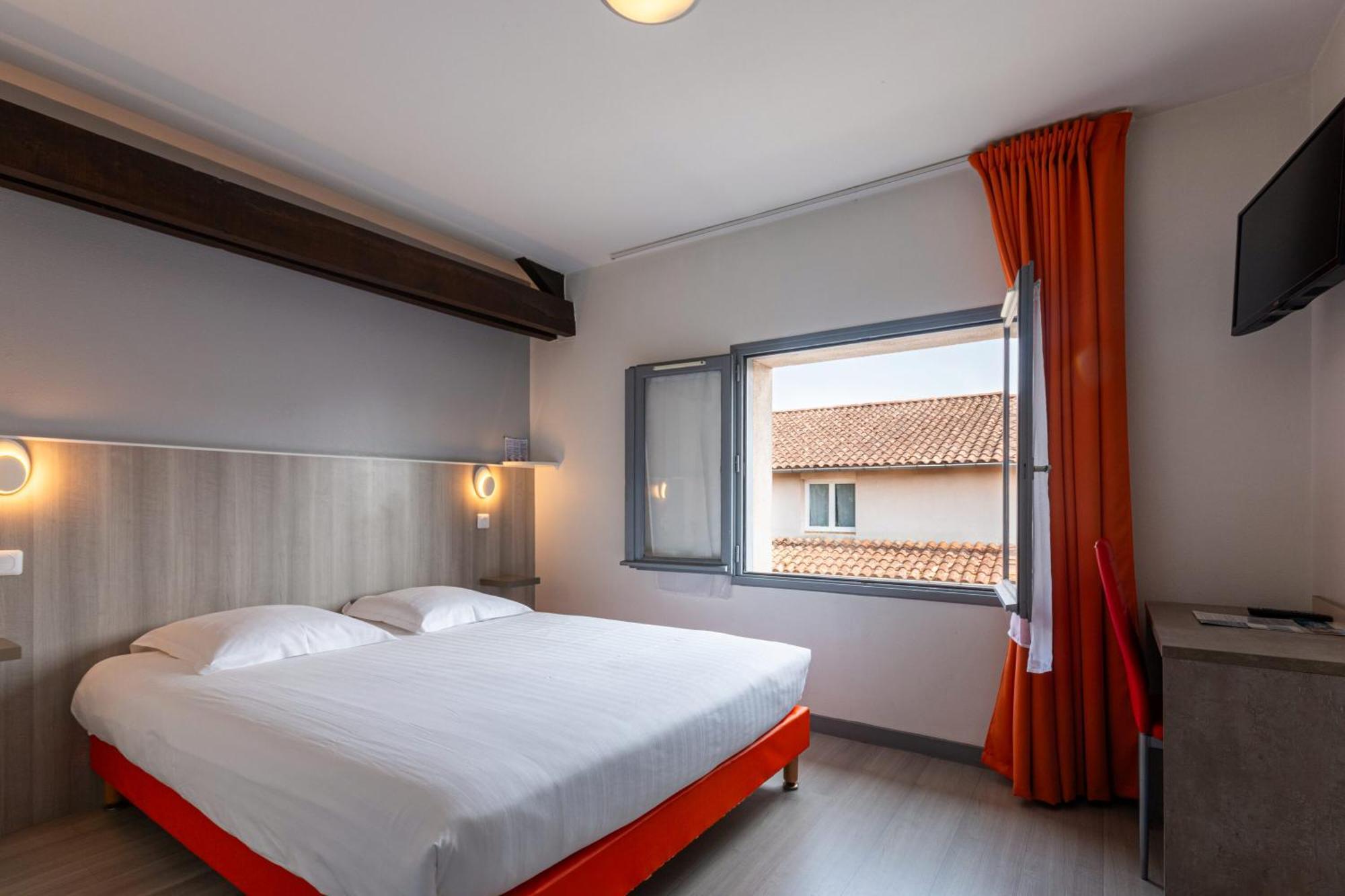 Saint-Maixent-lʼÉcole Hotel Le Cheval Blanc מראה חיצוני תמונה