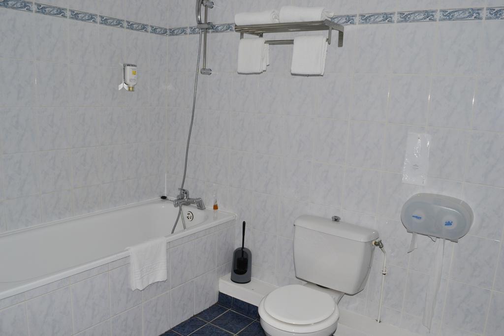 Saint-Maixent-lʼÉcole Hotel Le Cheval Blanc חדר תמונה