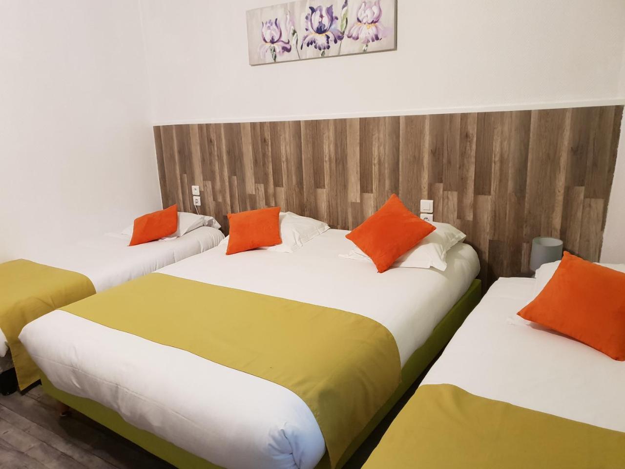 Saint-Maixent-lʼÉcole Hotel Le Cheval Blanc מראה חיצוני תמונה