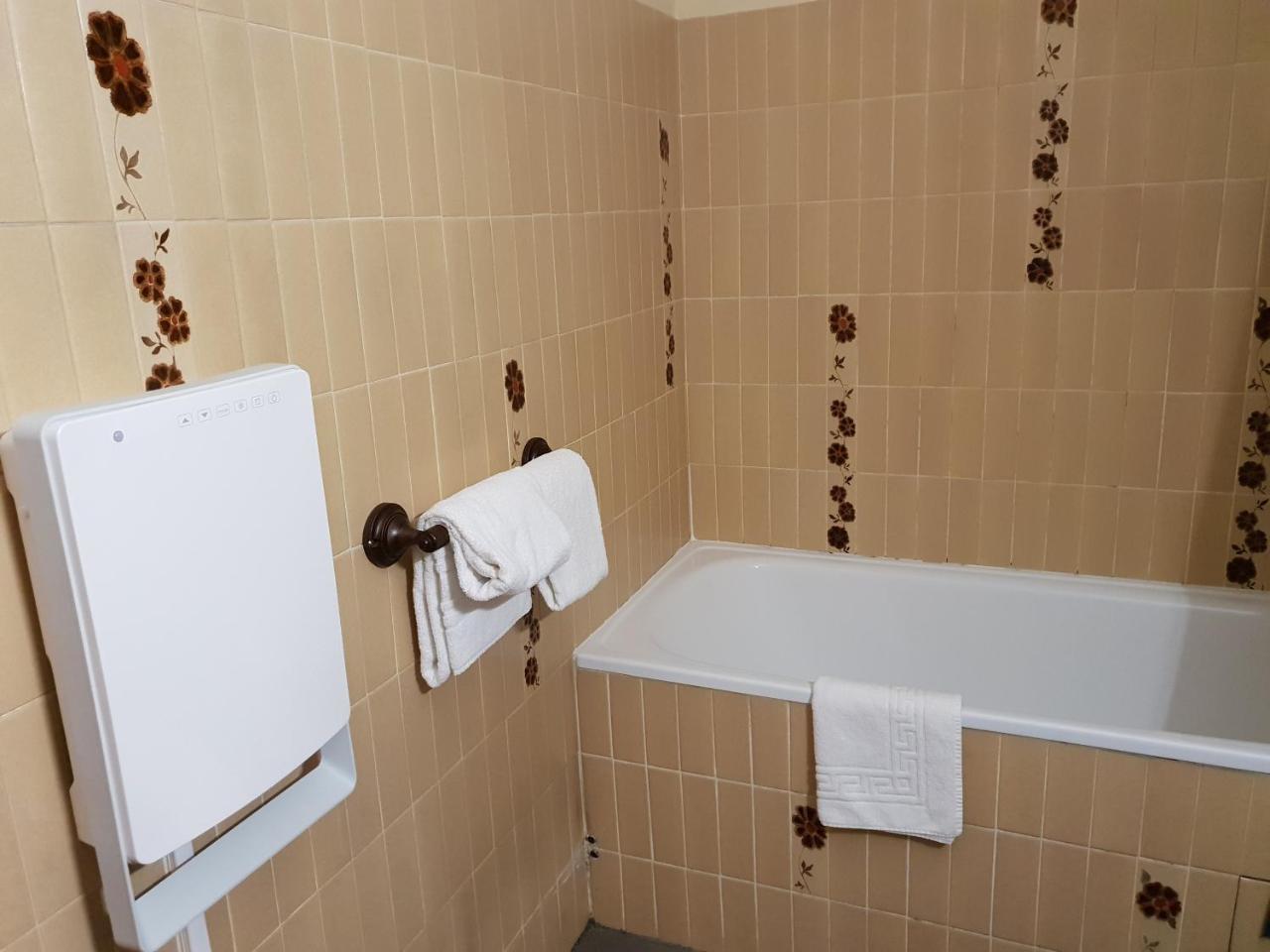 Saint-Maixent-lʼÉcole Hotel Le Cheval Blanc מראה חיצוני תמונה