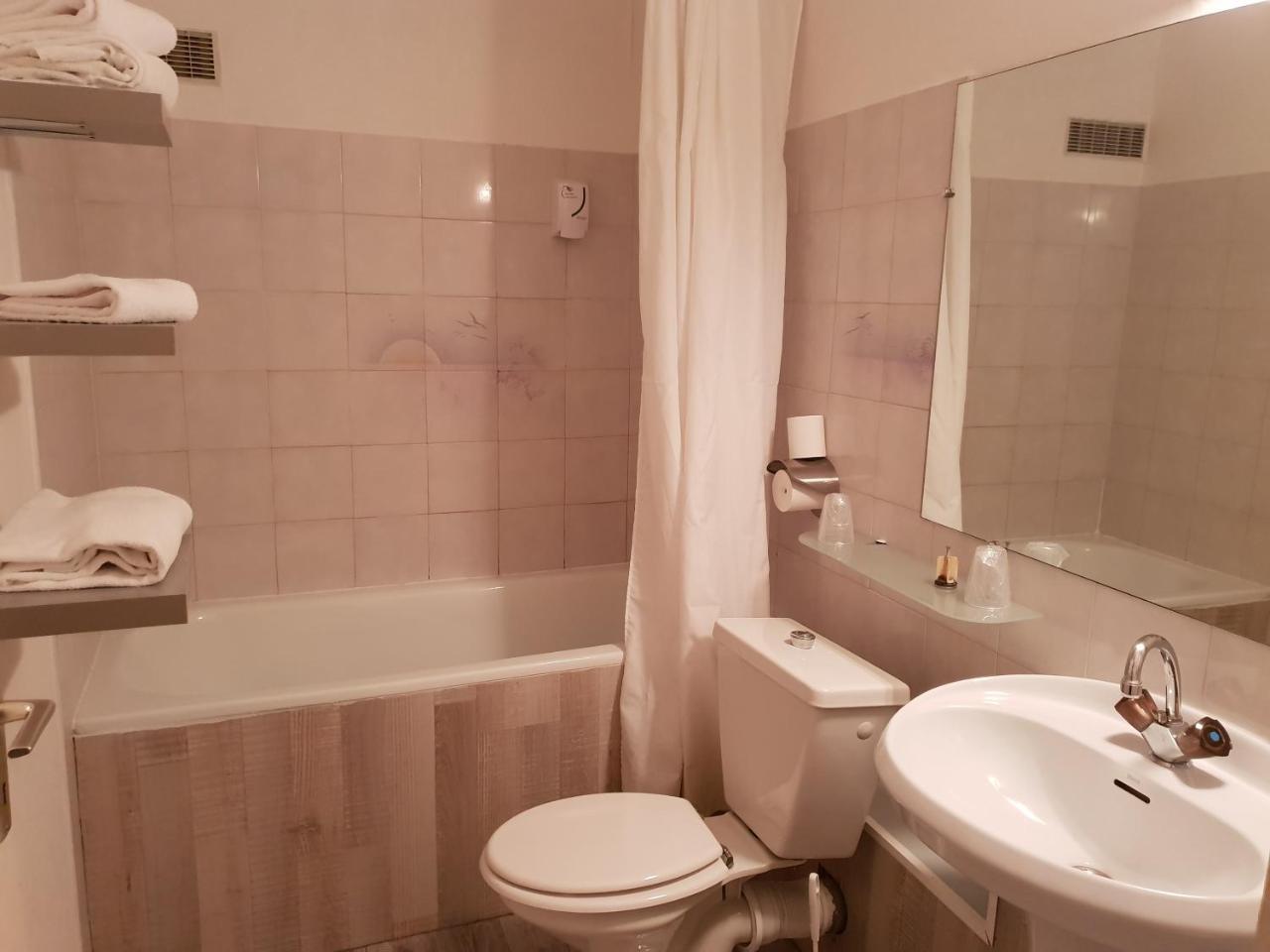 Saint-Maixent-lʼÉcole Hotel Le Cheval Blanc מראה חיצוני תמונה
