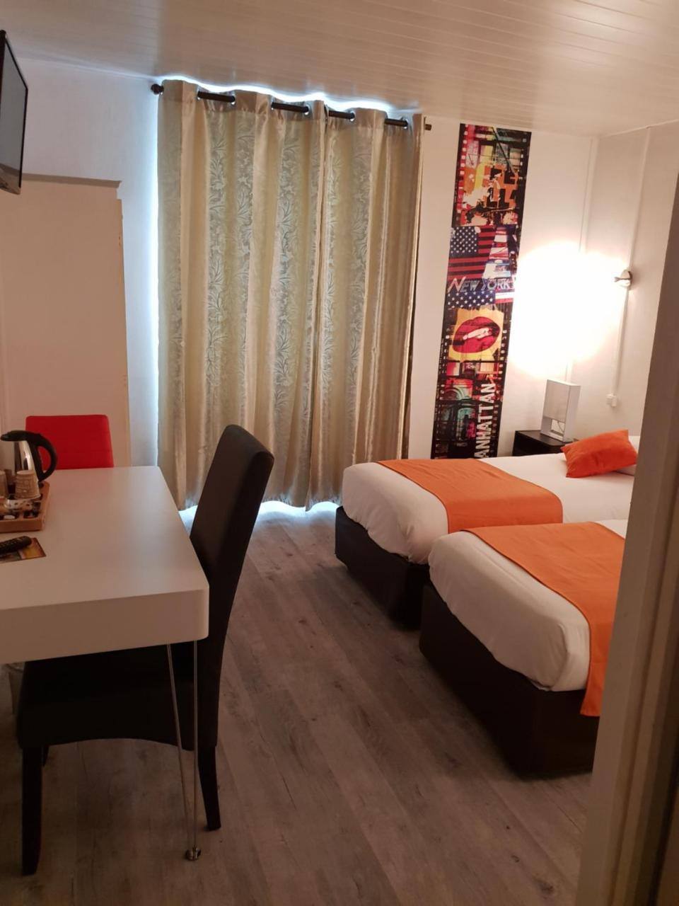 Saint-Maixent-lʼÉcole Hotel Le Cheval Blanc מראה חיצוני תמונה