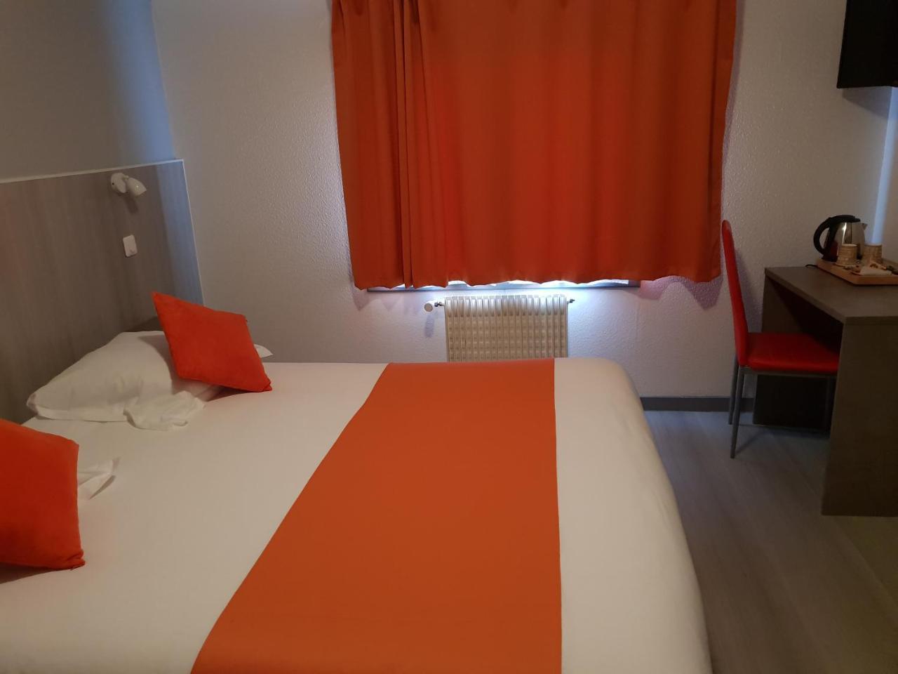 Saint-Maixent-lʼÉcole Hotel Le Cheval Blanc מראה חיצוני תמונה