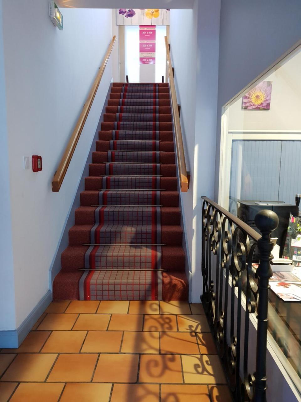 Saint-Maixent-lʼÉcole Hotel Le Cheval Blanc מראה חיצוני תמונה